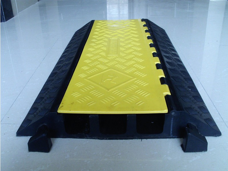 Extra Large 3 channel Rubber Cable Ramp Protector (7)